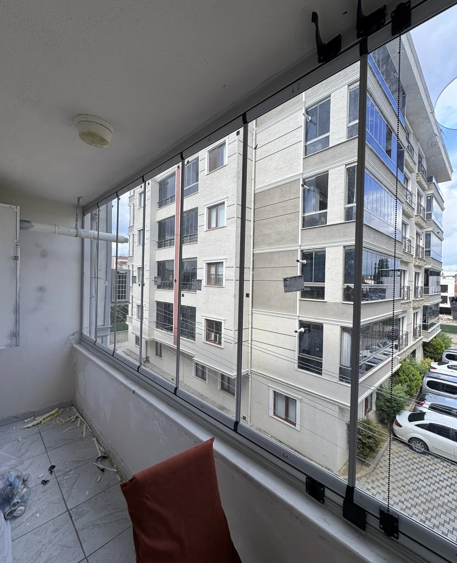 Bursa’da uygulanmış katlanır cam balkon iç görünümü