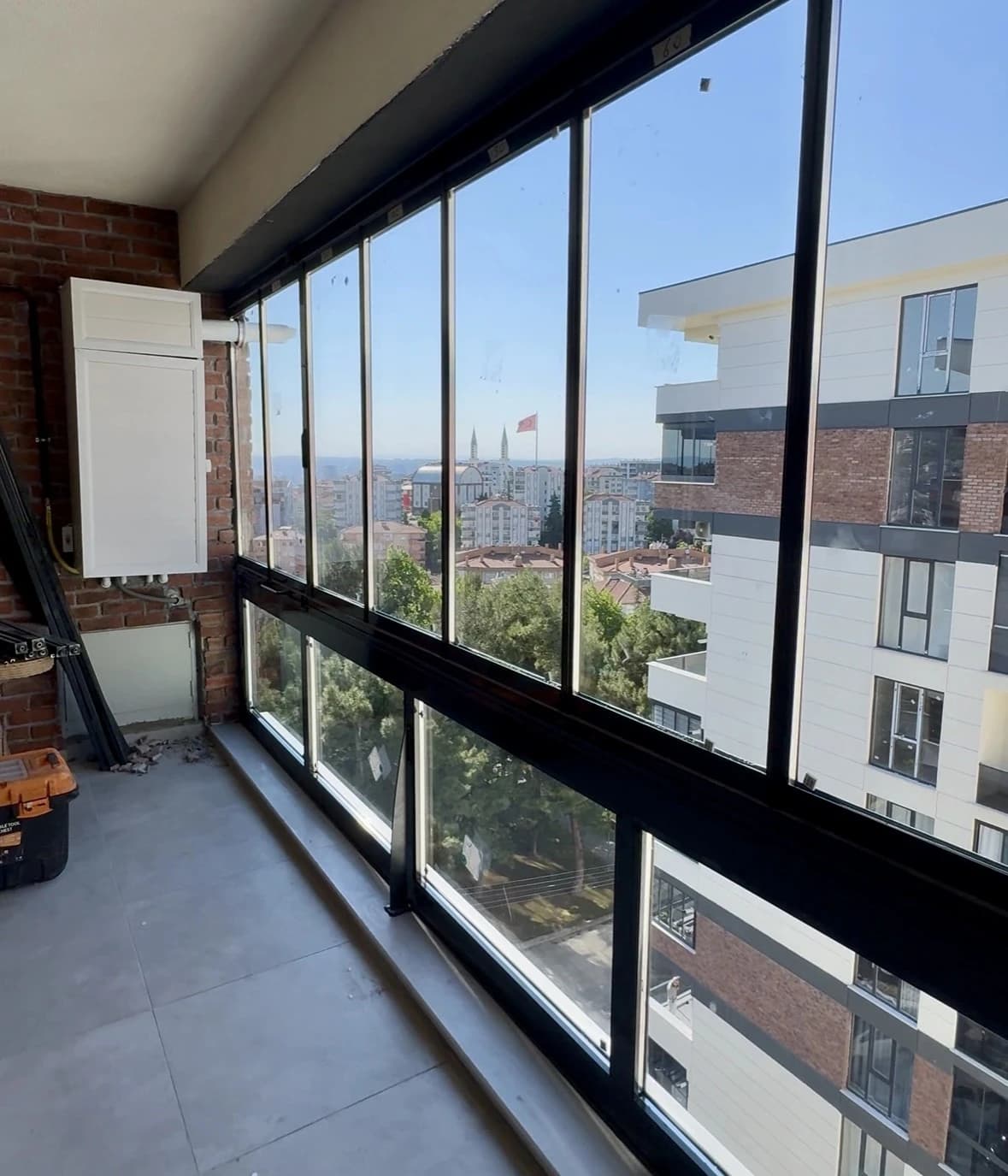 Siyah profilli cam balkon uygulaması